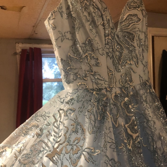 Jadore Size 8 Gown - Picture 4 of 4